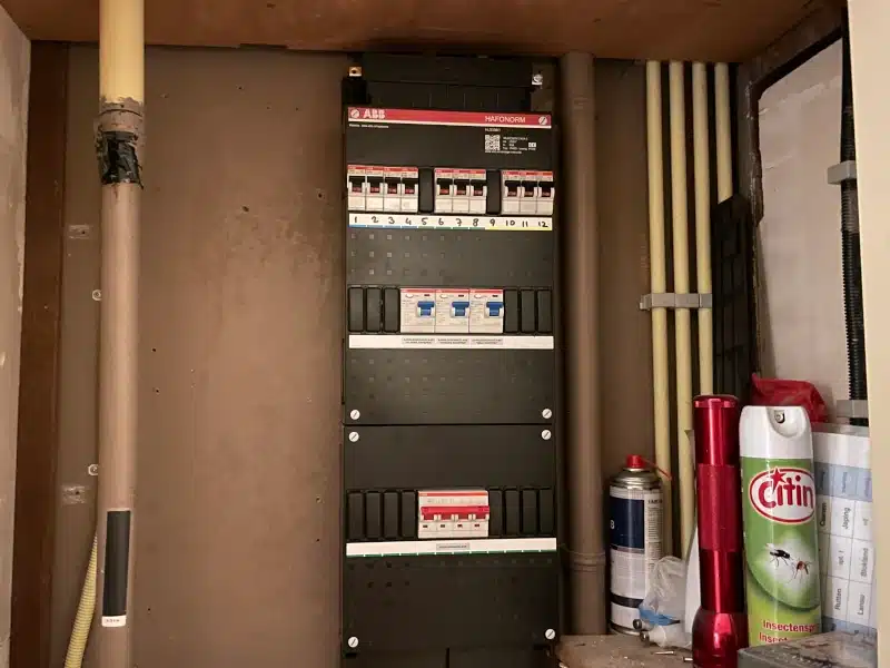 Nieuwe ABB groepenkast na vervanging in appartement in Hilversum
