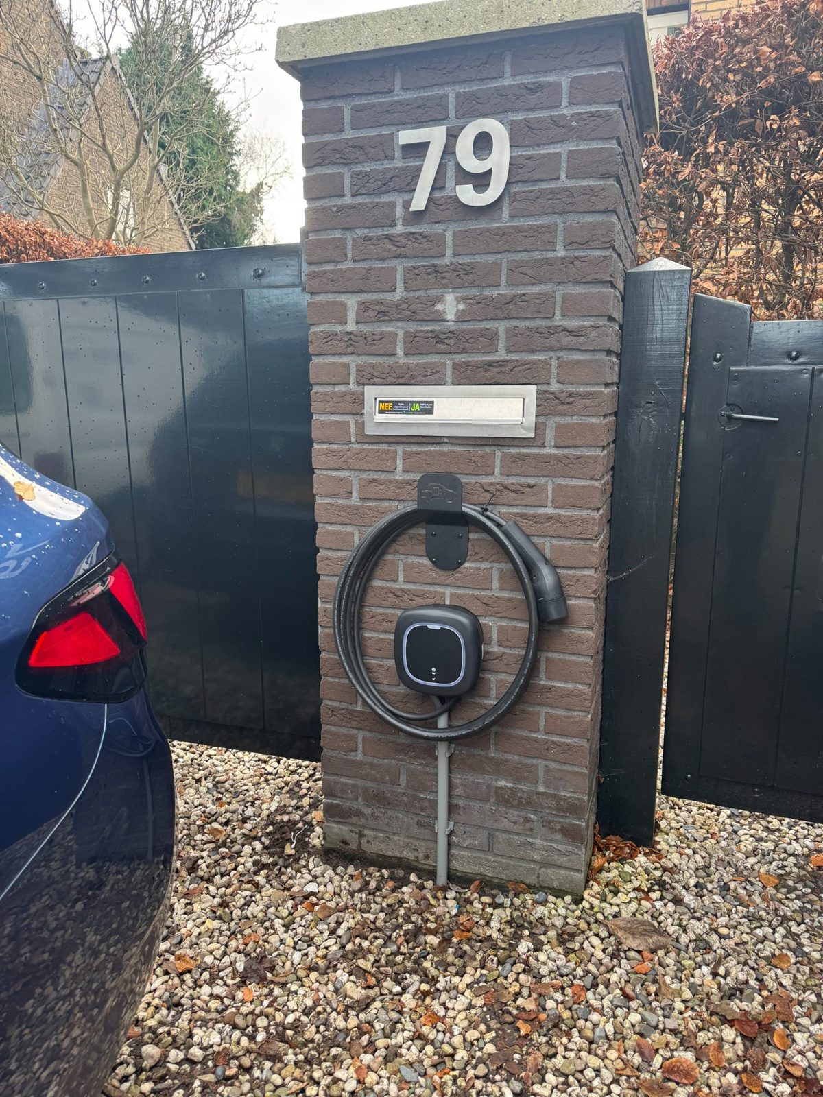 Wallbox Pulsar Pro laadpaal aan een buitenmuur