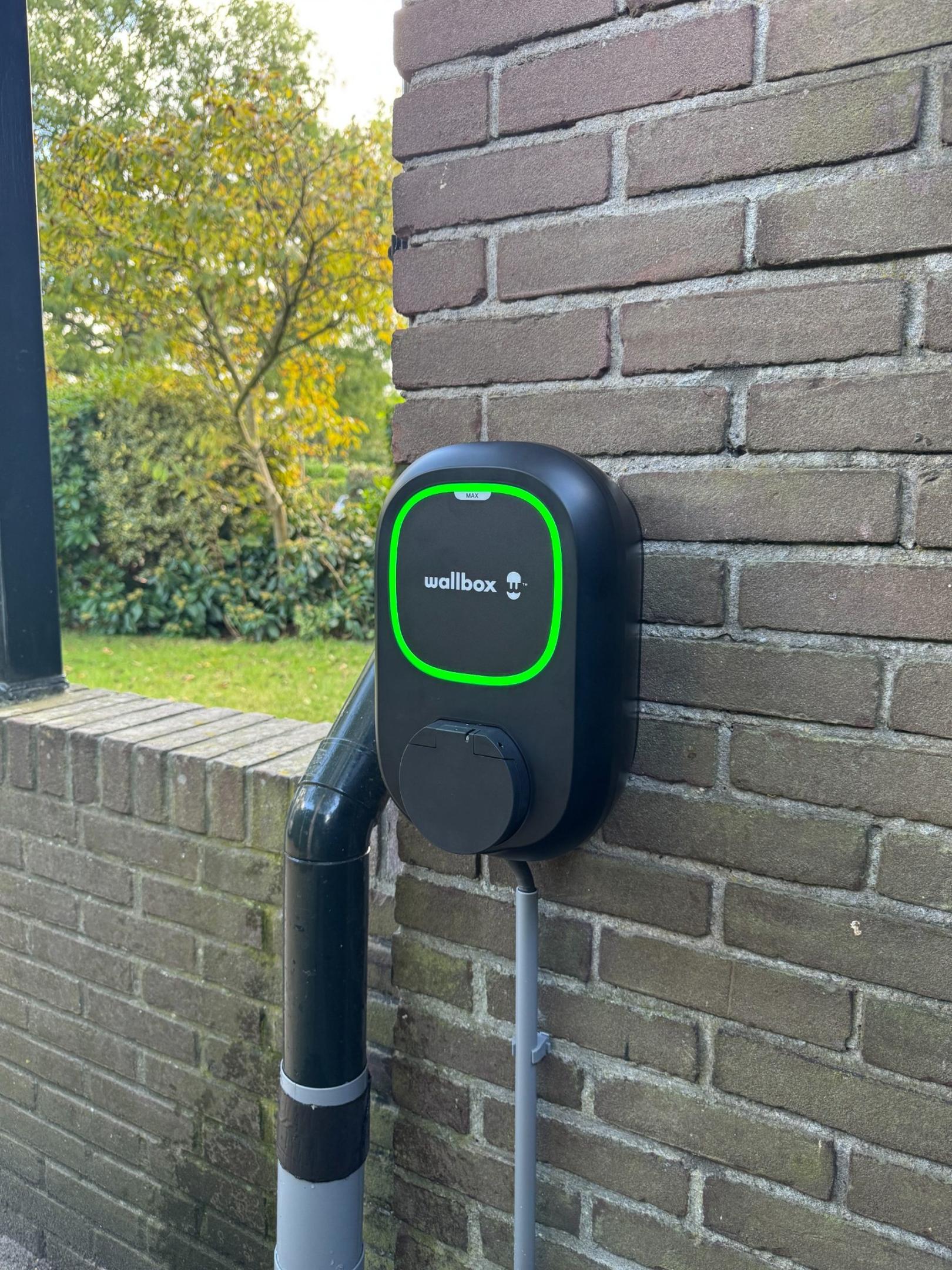 Wallbox Pulsar Max socket laadpaal aan gevel naast regenpijp