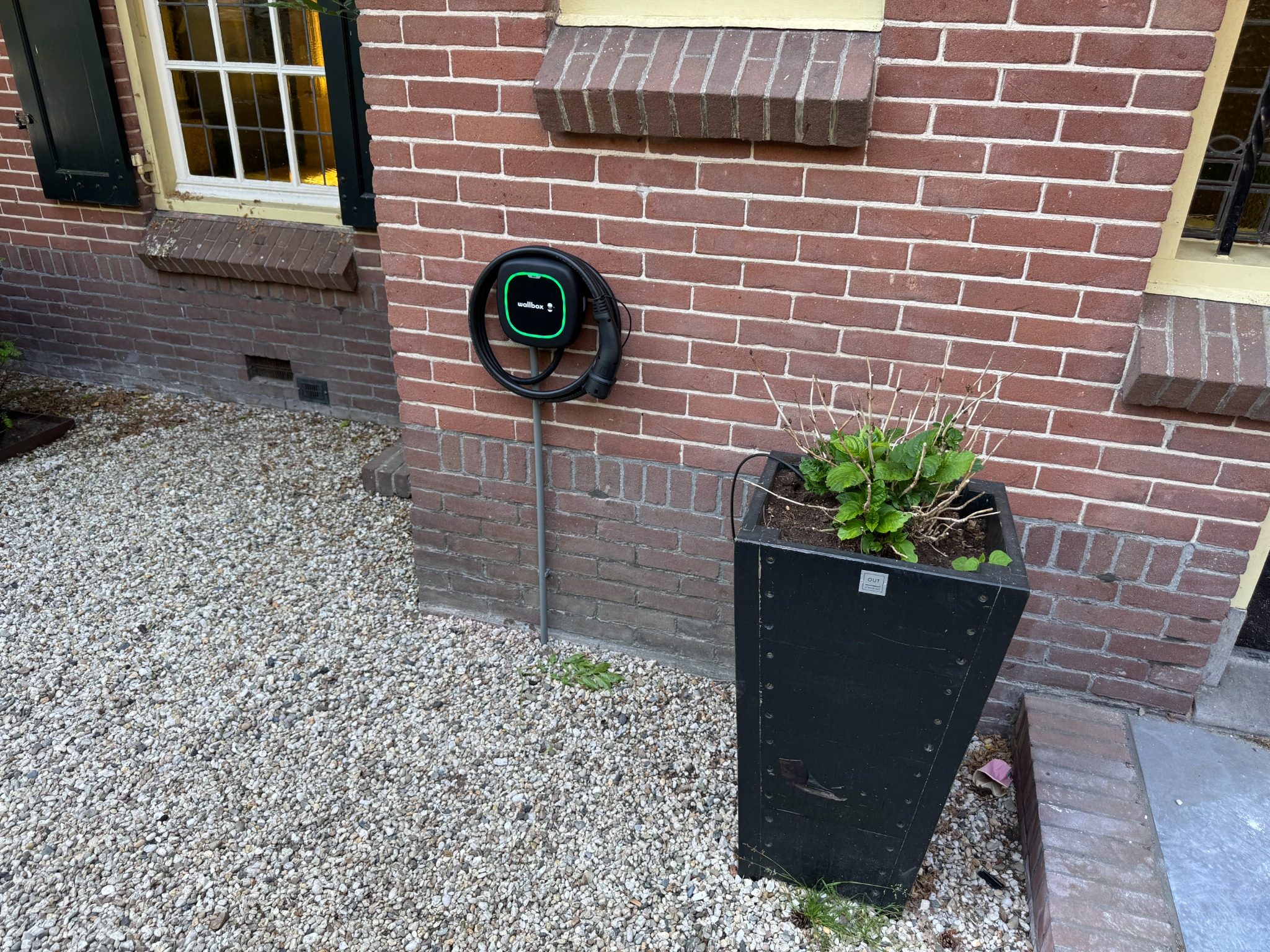 Wallbox Pulsar Max laadpaal geïnstalleerd aan gevel van woning in Hilversum met load-balancing